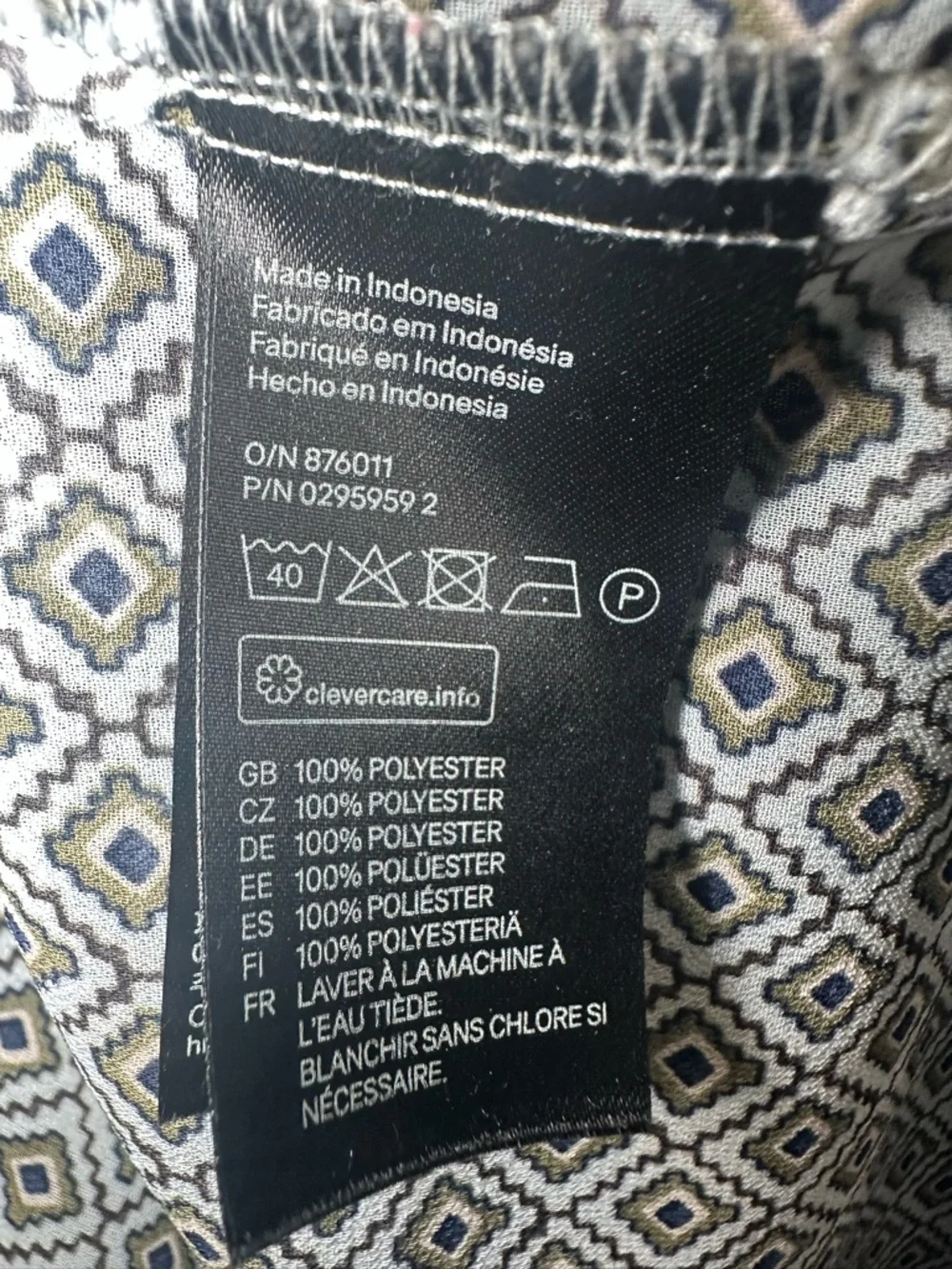 H&M Sleeveless Diamond-Print Button Front Blouse - Picture 5 of 8